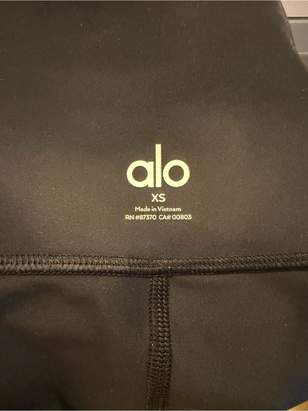 ALO airbrush Black Leggings XS with Subtle Logo